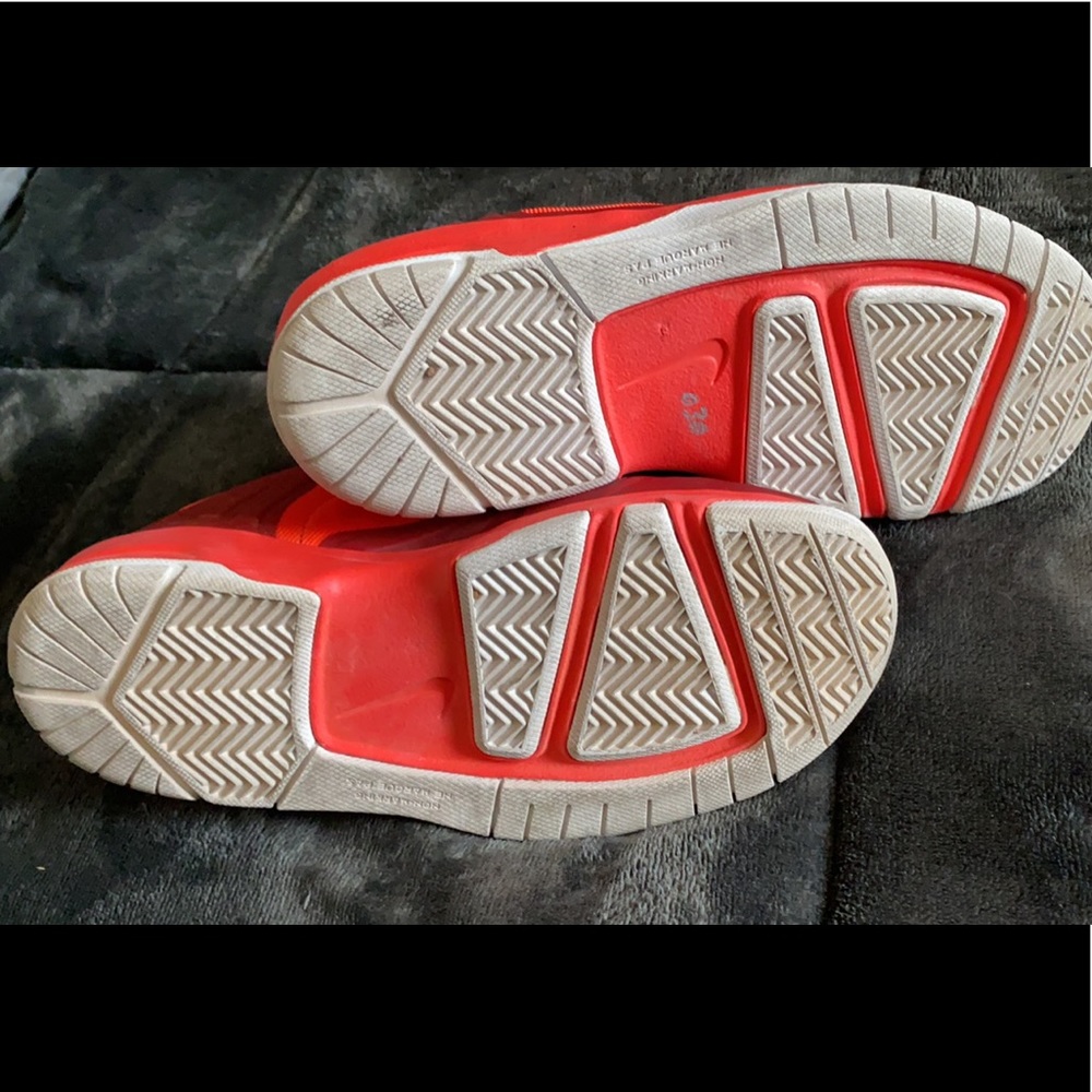 NIKE - Picture 2 of 4